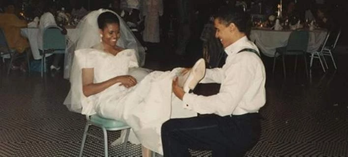 Ο Ομπάμα γονατιστός μπροστά στην Μισέλ, της βγάζει την καλτσοδέτα -«Ακόμη το διασκεδάζουμε»